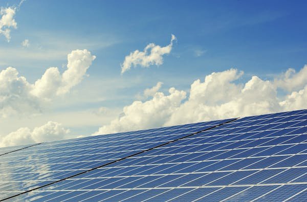 Optimisez votre consommation d'énergie avec le panneau solaire photovoltaïque.